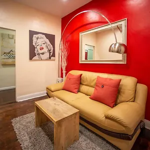 Private In A Shared 15 Minutes To Times Square! Homestay